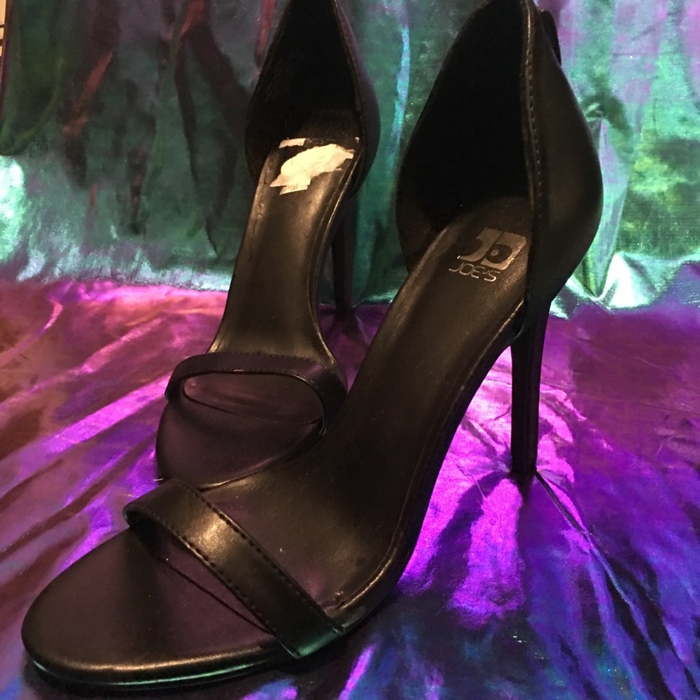 Black pumps